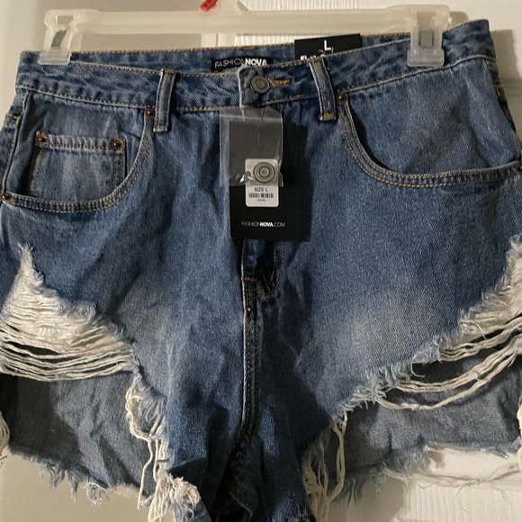 Fashion Nova distressed shorts, blue, size L - Picture 3 of 5
